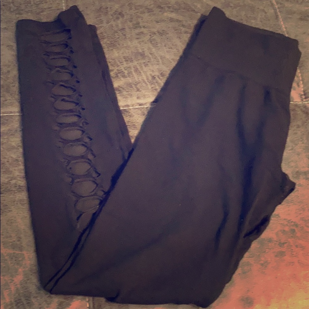 Cutout detail leggings